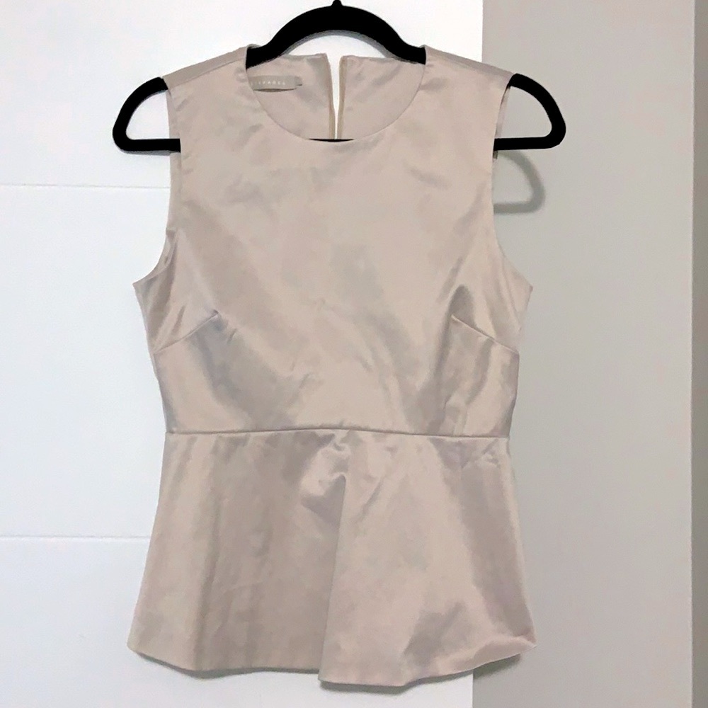 Sleeveless peplum with back zipper